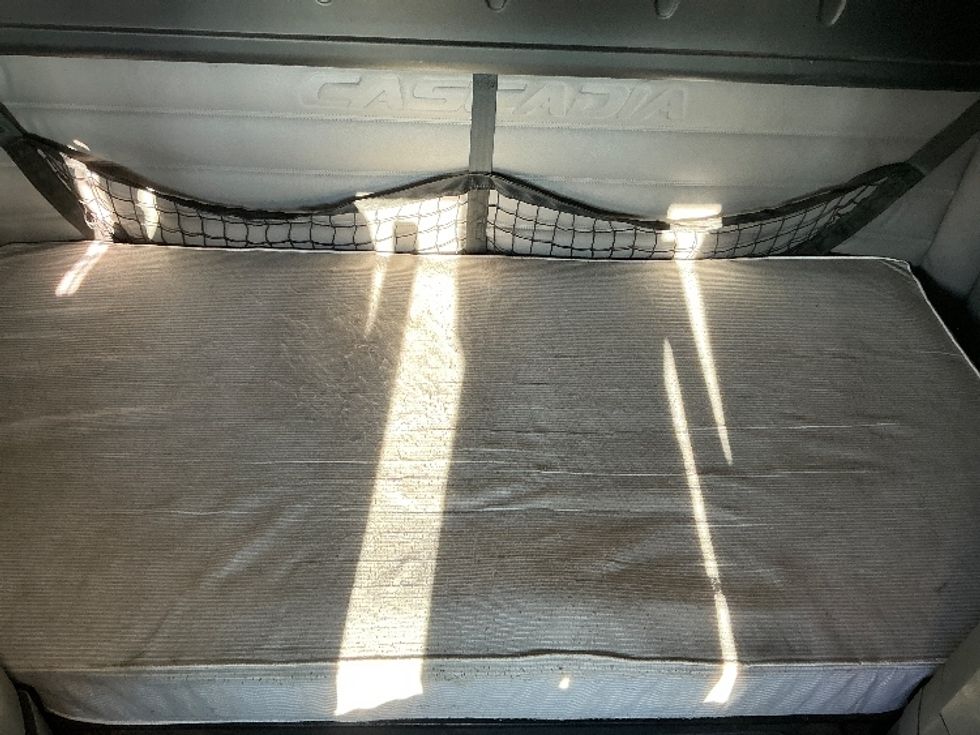 Sleeper Tractor-Heavy Duty Tractors-Freightliner-2019-T12664ST-Edmonton-AB-1,114,044\n\t\tkm-$ 46,750 - Image 17