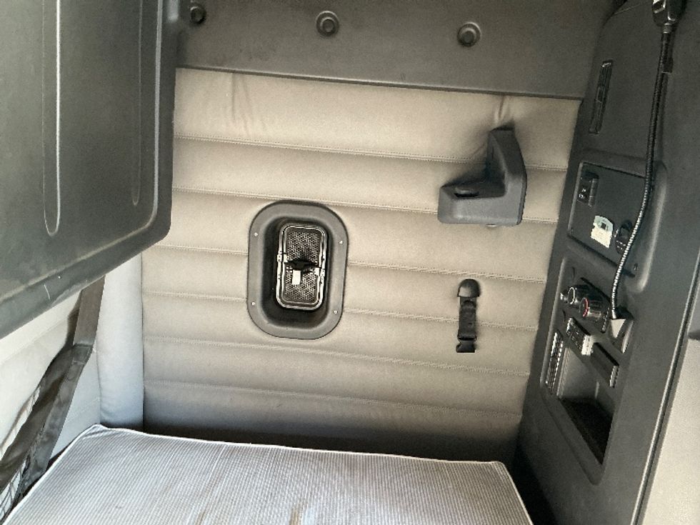 Sleeper Tractor-Heavy Duty Tractors-Freightliner-2019-T12664ST-Edmonton-AB-1,114,044\n\t\tkm-$ 46,750 - Image 18