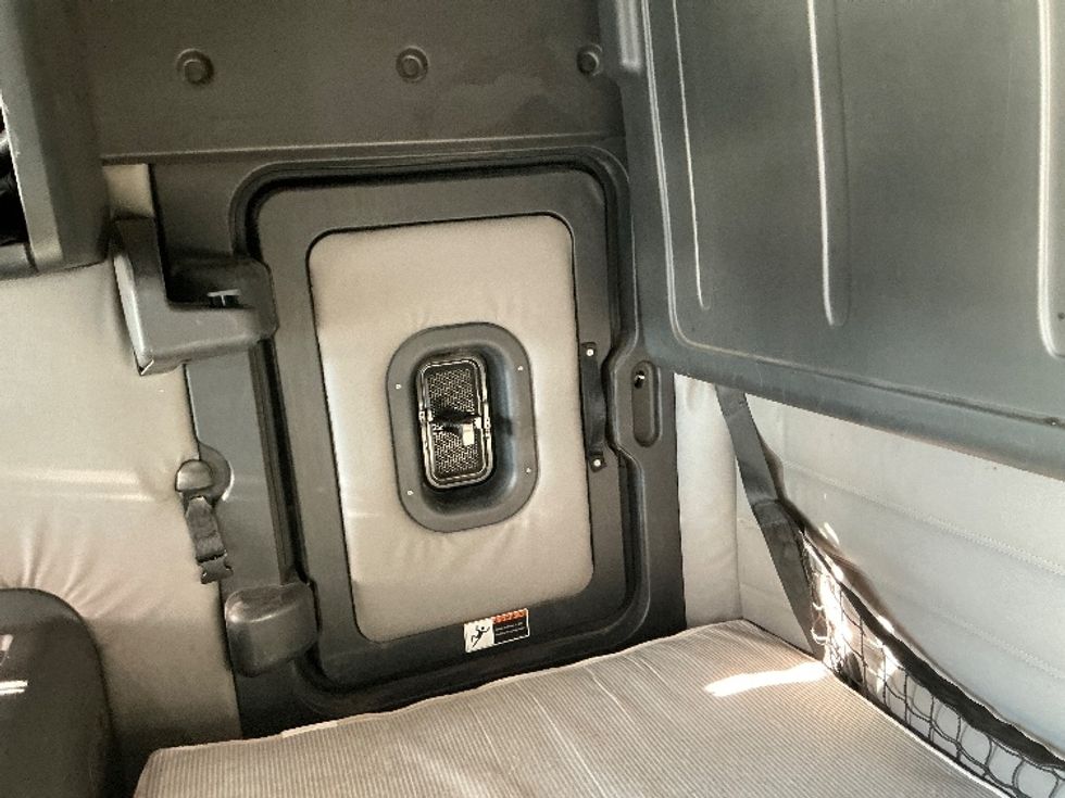 Sleeper Tractor-Heavy Duty Tractors-Freightliner-2019-T12664ST-Edmonton-AB-1,114,044\n\t\tkm-$ 46,750 - Image 19