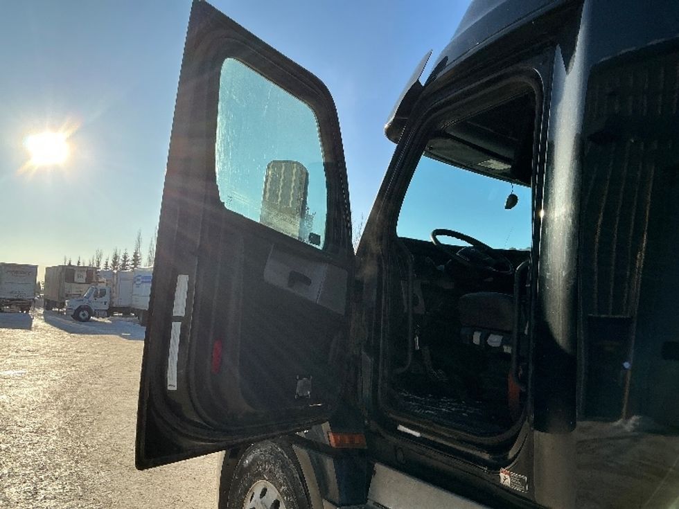 Sleeper Tractor-Heavy Duty Tractors-Freightliner-2019-T12664ST-Edmonton-AB-1,114,044\n\t\tkm-$ 46,750 - Image 9