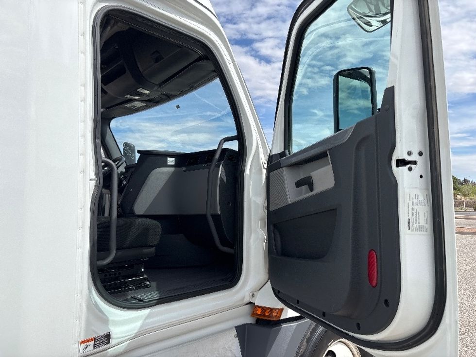 Sleeper Tractor-Heavy Duty Tractors-Freightliner-2019-T12664ST-El Paso-TX-475,408\n\t\tmiles-$ 66,000 - Image 13