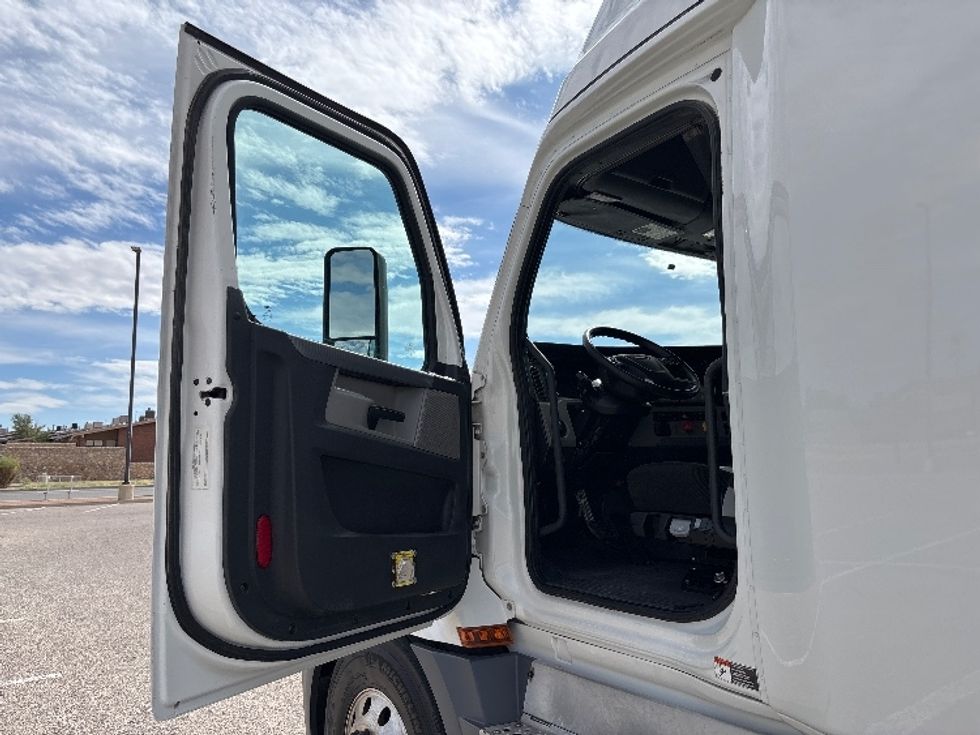 Sleeper Tractor-Heavy Duty Tractors-Freightliner-2019-T12664ST-El Paso-TX-475,408\n\t\tmiles-$ 66,000 - Image 9