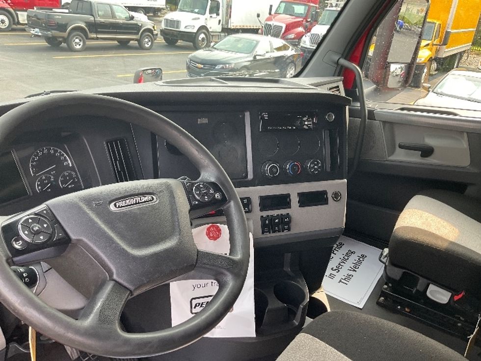 Sleeper Tractor-Heavy Duty Tractors-Freightliner-2019-T12664ST-Erlanger-KY-401,152\n\t\tmiles-$ 63,250 - Image 10