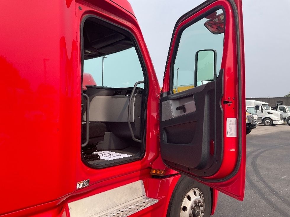 Sleeper Tractor-Heavy Duty Tractors-Freightliner-2019-T12664ST-Erlanger-KY-401,152\n\t\tmiles-$ 63,250 - Image 13