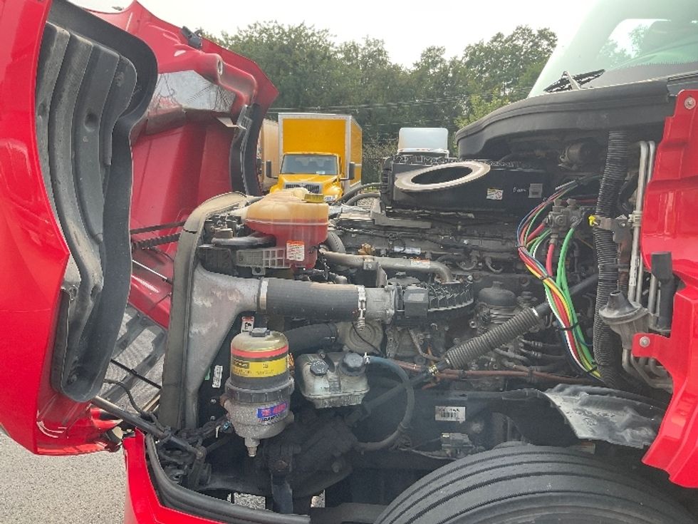 Sleeper Tractor-Heavy Duty Tractors-Freightliner-2019-T12664ST-Erlanger-KY-401,152\n\t\tmiles-$ 63,250 - Image 19