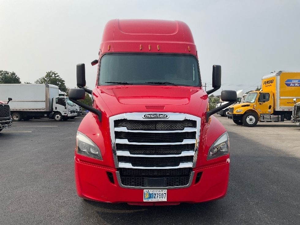 Sleeper Tractor-Heavy Duty Tractors-Freightliner-2019-T12664ST-Erlanger-KY-401,152\n\t\tmiles-$ 63,250 - Image 2