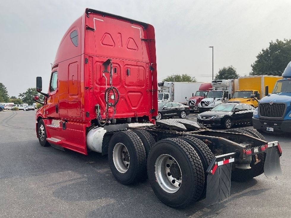 Sleeper Tractor-Heavy Duty Tractors-Freightliner-2019-T12664ST-Erlanger-KY-401,152\n\t\tmiles-$ 63,250 - Image 5