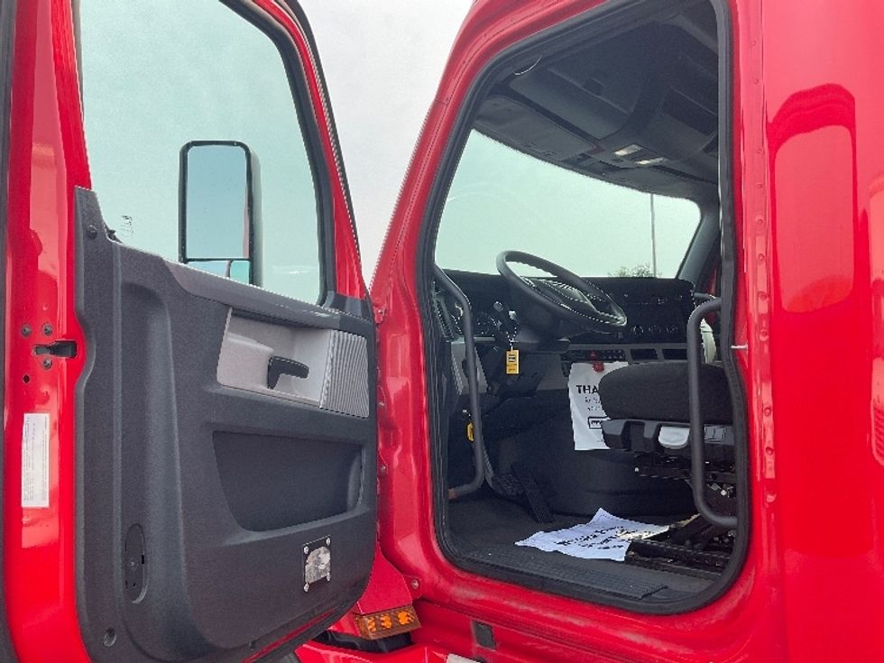 Sleeper Tractor-Heavy Duty Tractors-Freightliner-2019-T12664ST-Erlanger-KY-401,152\n\t\tmiles-$ 63,250 - Image 9