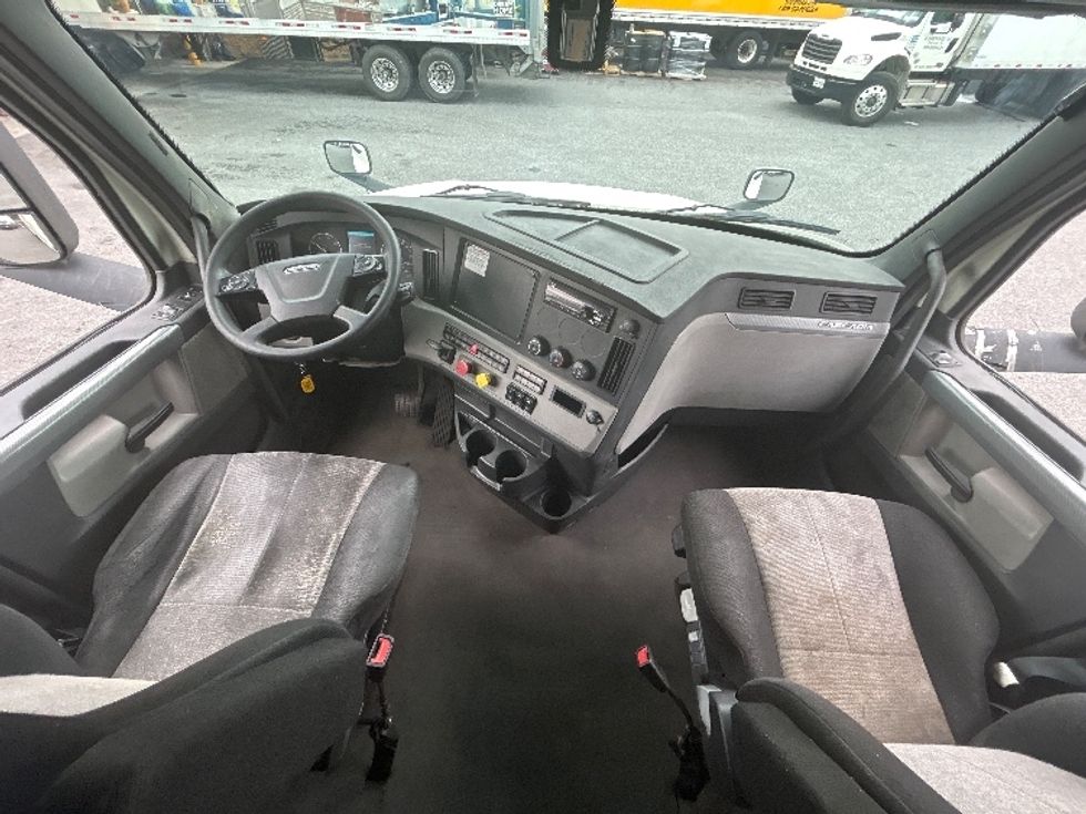 Sleeper Tractor-Heavy Duty Tractors-Freightliner-2019-T12664ST-Essex-MD-397,606\n\t\tmiles-$ 63,000 - Image 10