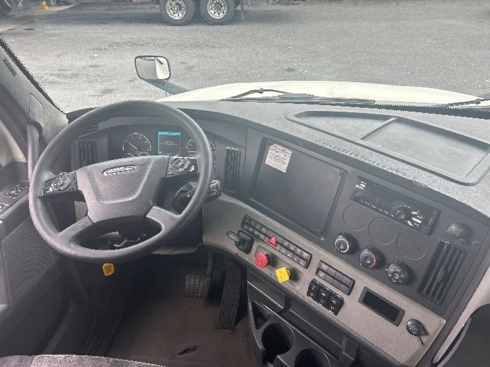 Sleeper Tractor-Heavy Duty Tractors-Freightliner-2019-T12664ST-Essex-MD-397,606\n\t\tmiles-$ 63,000 - Image 11