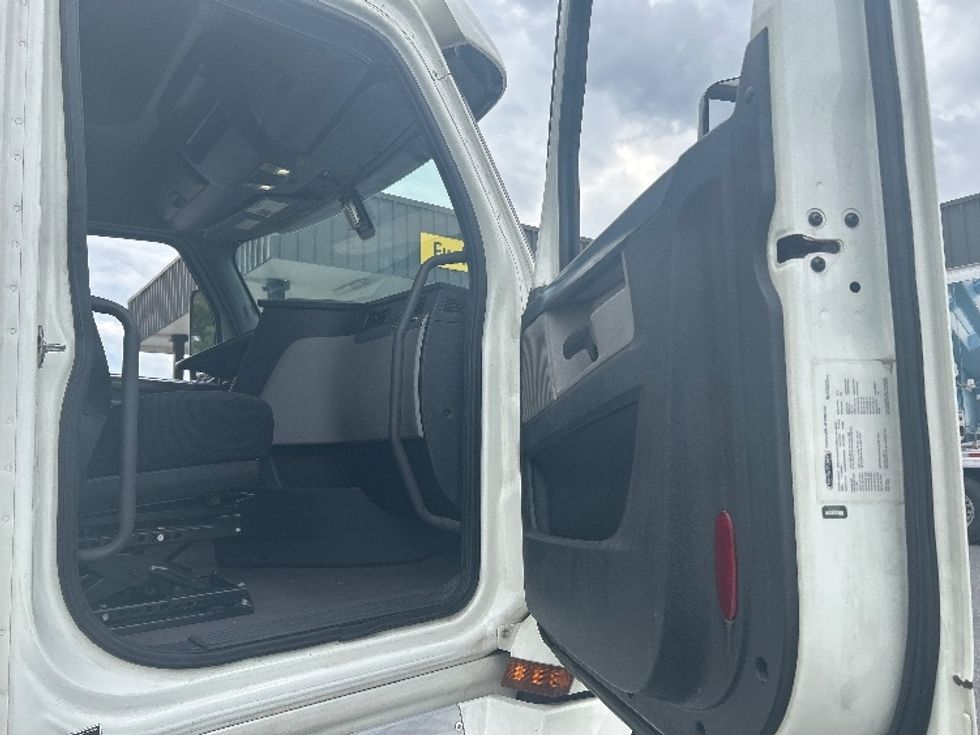 Sleeper Tractor-Heavy Duty Tractors-Freightliner-2019-T12664ST-Essex-MD-397,606\n\t\tmiles-$ 63,000 - Image 13