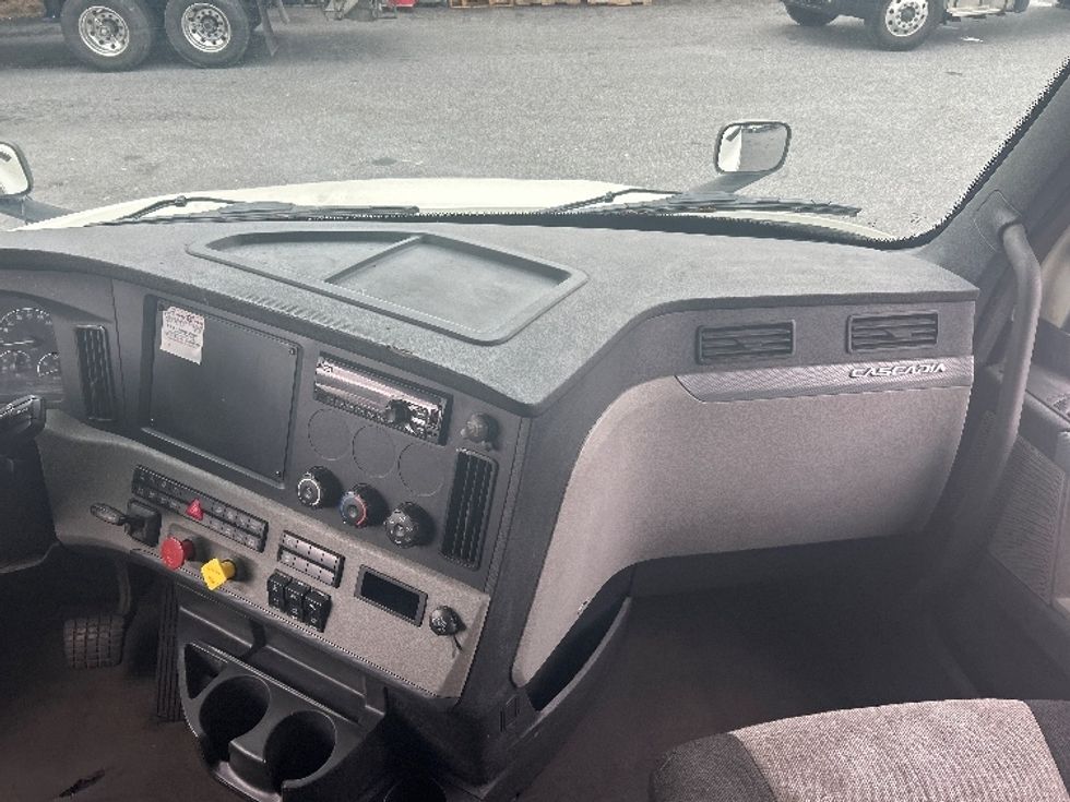 Sleeper Tractor-Heavy Duty Tractors-Freightliner-2019-T12664ST-Essex-MD-397,606\n\t\tmiles-$ 63,000 - Image 14