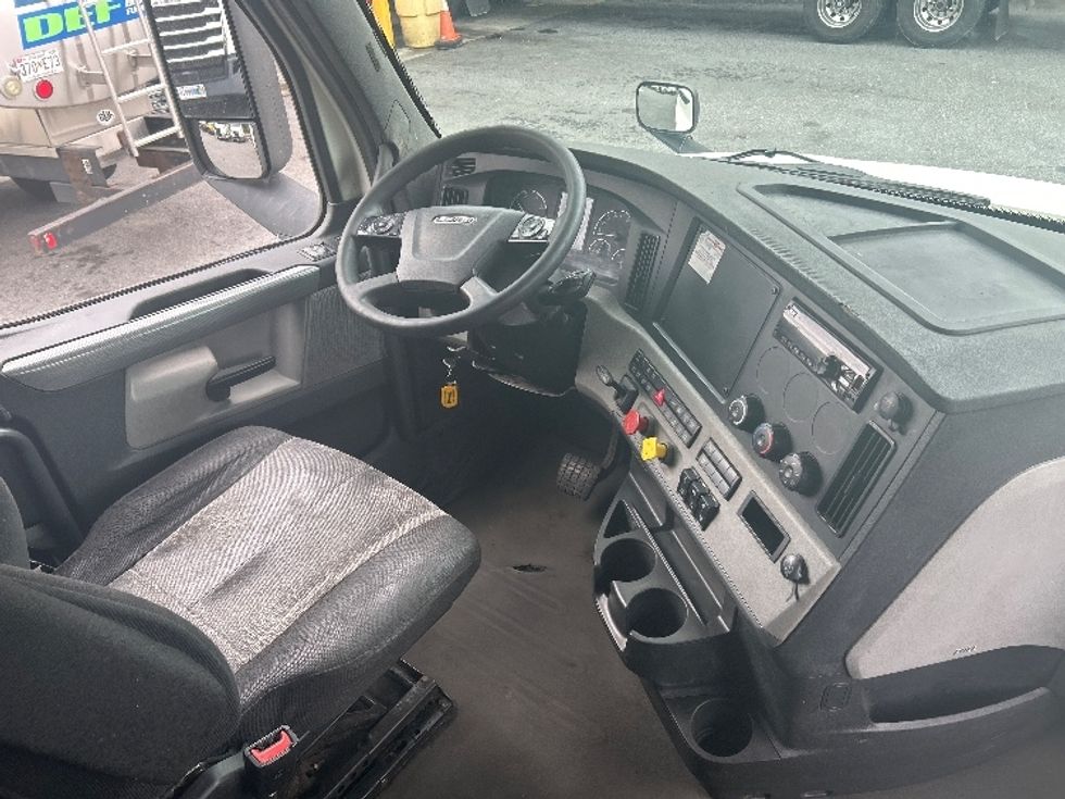 Sleeper Tractor-Heavy Duty Tractors-Freightliner-2019-T12664ST-Essex-MD-397,606\n\t\tmiles-$ 63,000 - Image 15