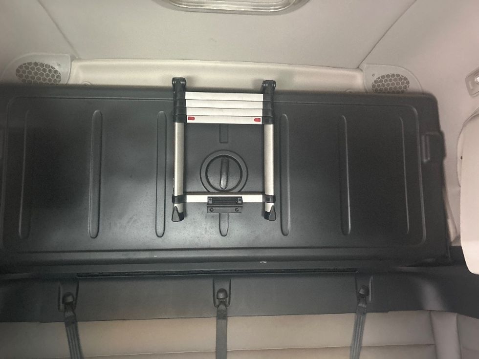 Sleeper Tractor-Heavy Duty Tractors-Freightliner-2019-T12664ST-Essex-MD-397,606\n\t\tmiles-$ 63,000 - Image 16