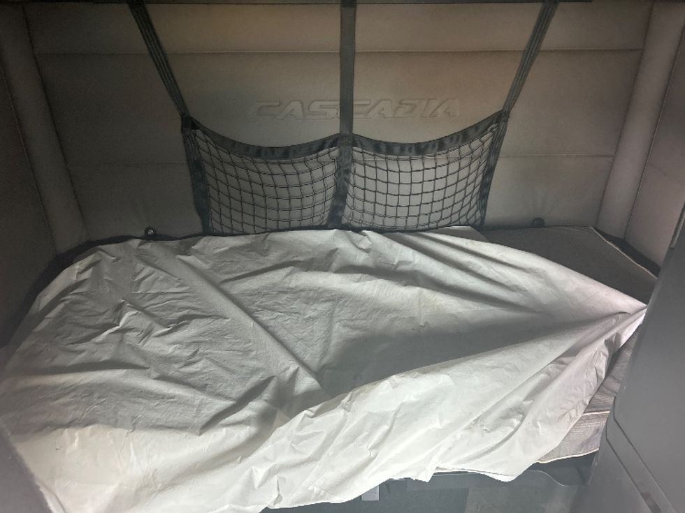 Sleeper Tractor-Heavy Duty Tractors-Freightliner-2019-T12664ST-Essex-MD-397,606\n\t\tmiles-$ 63,000 - Image 17