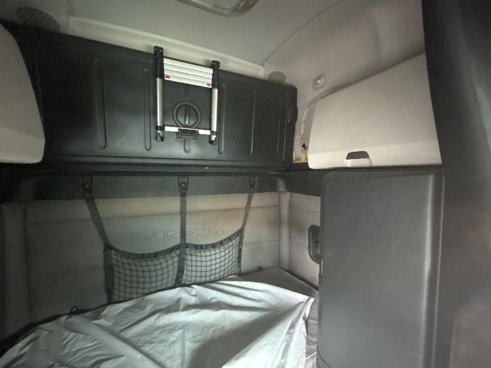 Sleeper Tractor-Heavy Duty Tractors-Freightliner-2019-T12664ST-Essex-MD-397,606\n\t\tmiles-$ 63,000 - Image 18