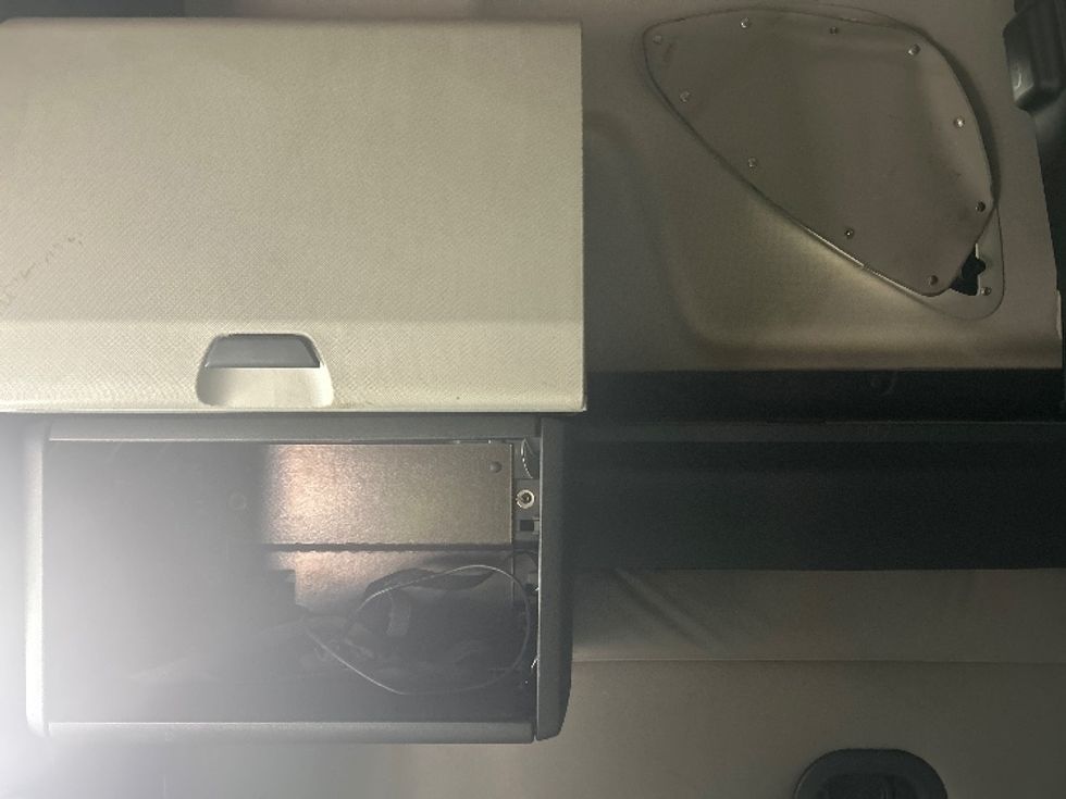 Sleeper Tractor-Heavy Duty Tractors-Freightliner-2019-T12664ST-Essex-MD-397,606\n\t\tmiles-$ 63,000 - Image 19