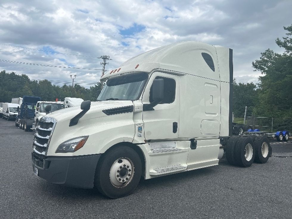 Sleeper Tractor-Heavy Duty Tractors-Freightliner-2019-T12664ST-Essex-MD-397,606\n\t\tmiles-$ 63,000 - Image 3