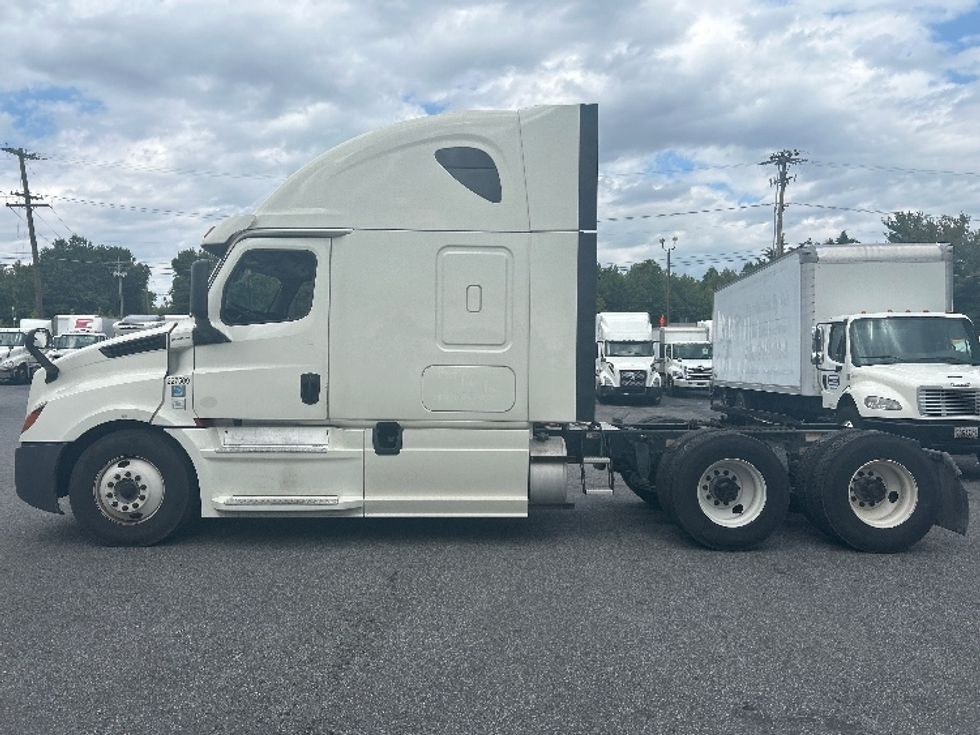 Sleeper Tractor-Heavy Duty Tractors-Freightliner-2019-T12664ST-Essex-MD-397,606\n\t\tmiles-$ 63,000 - Image 4
