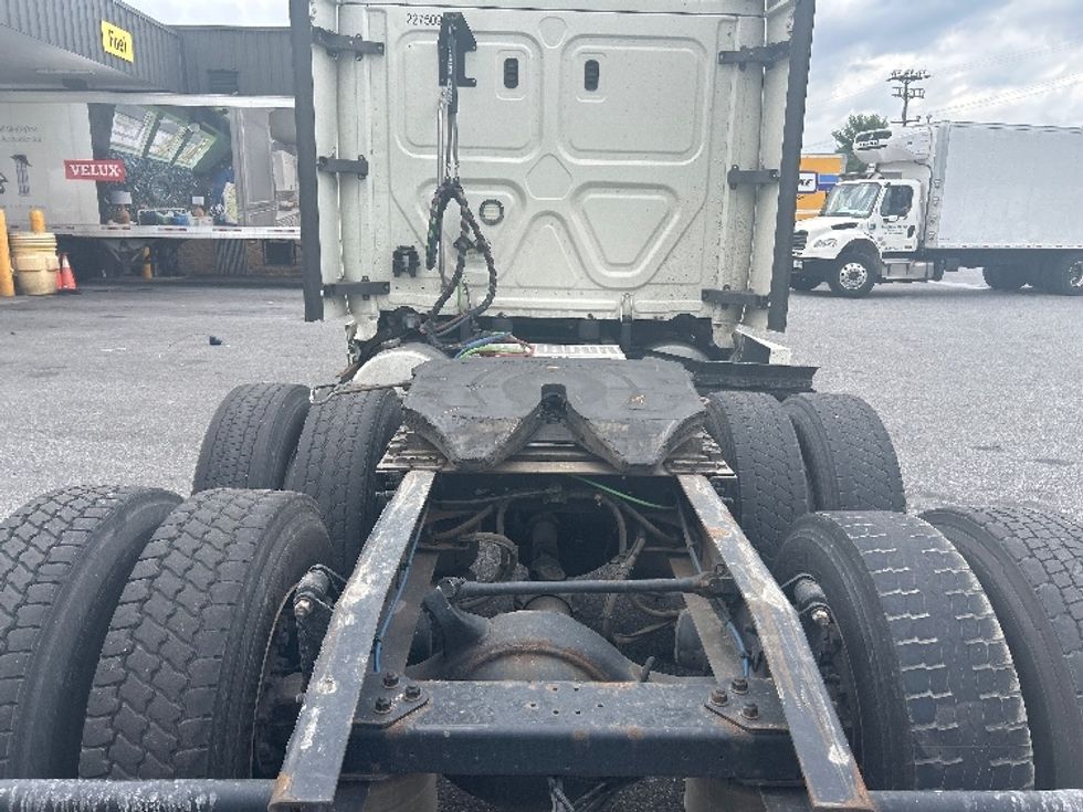 Sleeper Tractor-Heavy Duty Tractors-Freightliner-2019-T12664ST-Essex-MD-397,606\n\t\tmiles-$ 63,000 - Image 6