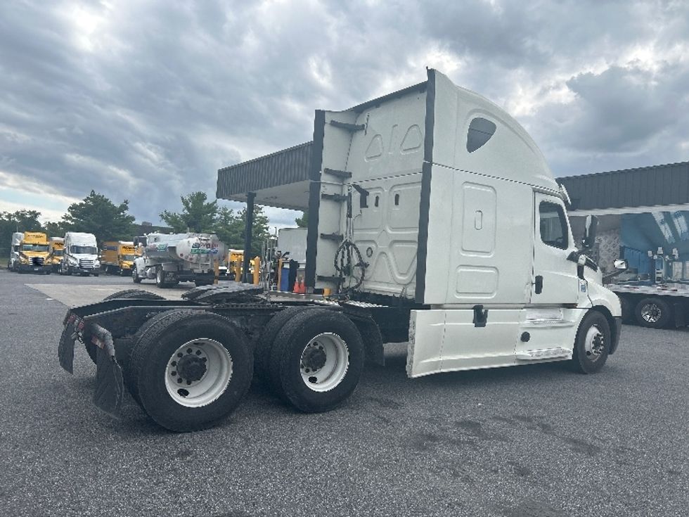 Sleeper Tractor-Heavy Duty Tractors-Freightliner-2019-T12664ST-Essex-MD-397,606\n\t\tmiles-$ 63,000 - Image 7
