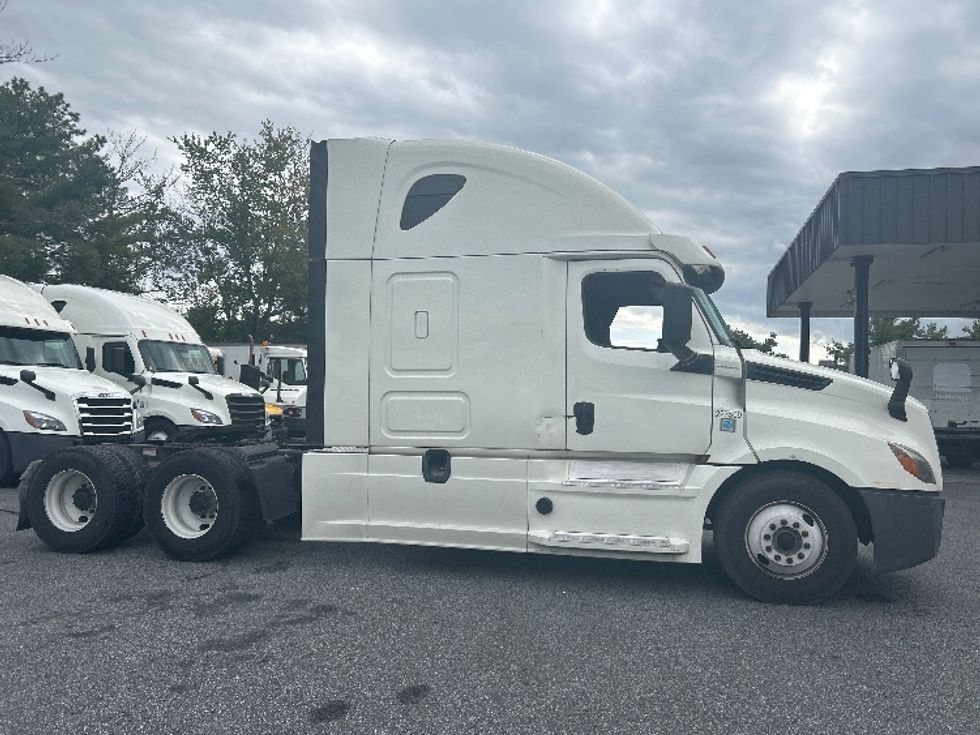 Sleeper Tractor-Heavy Duty Tractors-Freightliner-2019-T12664ST-Essex-MD-397,606\n\t\tmiles-$ 63,000 - Image 8