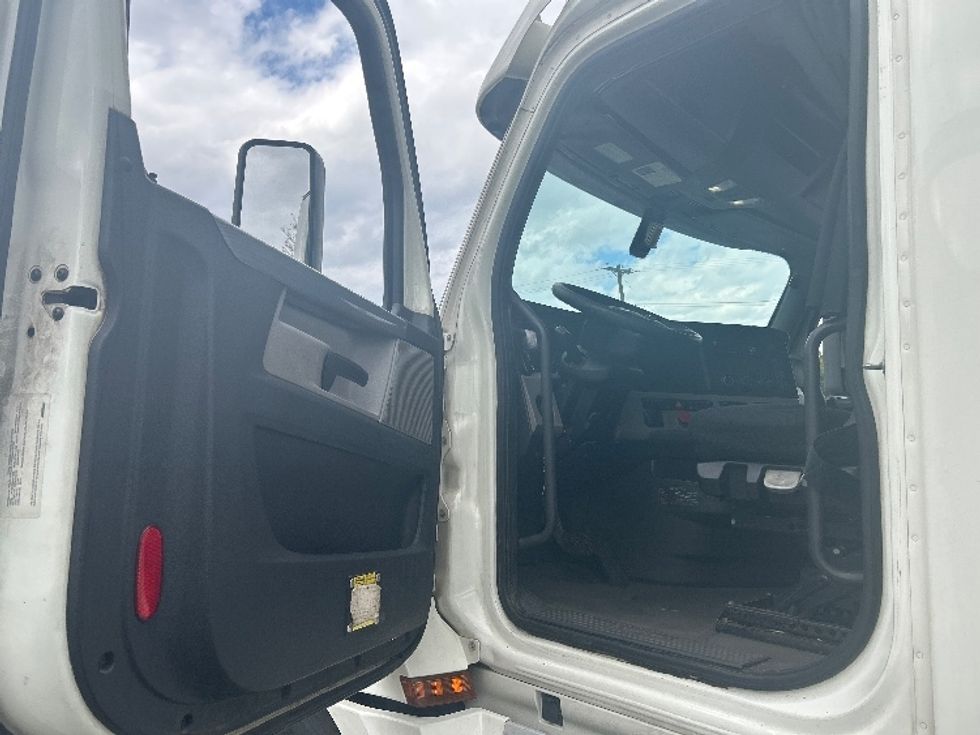 Sleeper Tractor-Heavy Duty Tractors-Freightliner-2019-T12664ST-Essex-MD-397,606\n\t\tmiles-$ 63,000 - Image 9