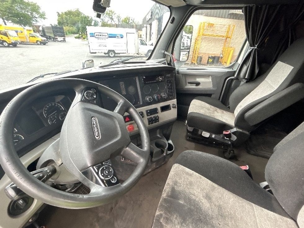 Sleeper Tractor-Heavy Duty Tractors-Freightliner-2019-T12664ST-Essex-MD-429,023\n\t\tmiles-$ 61,500 - Image 10