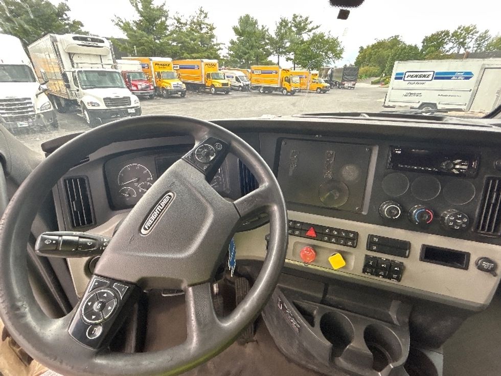 Sleeper Tractor-Heavy Duty Tractors-Freightliner-2019-T12664ST-Essex-MD-429,023\n\t\tmiles-$ 61,500 - Image 11
