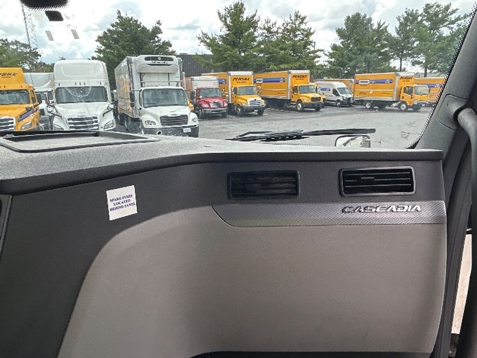 Sleeper Tractor-Heavy Duty Tractors-Freightliner-2019-T12664ST-Essex-MD-429,023\n\t\tmiles-$ 61,500 - Image 14