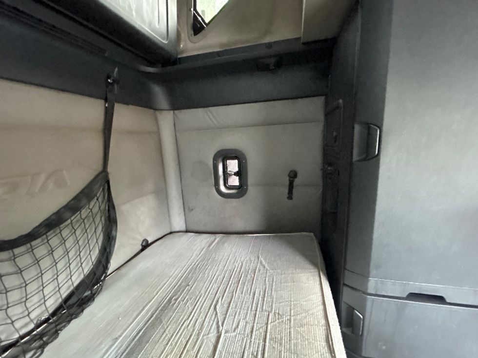 Sleeper Tractor-Heavy Duty Tractors-Freightliner-2019-T12664ST-Essex-MD-429,023\n\t\tmiles-$ 61,500 - Image 18