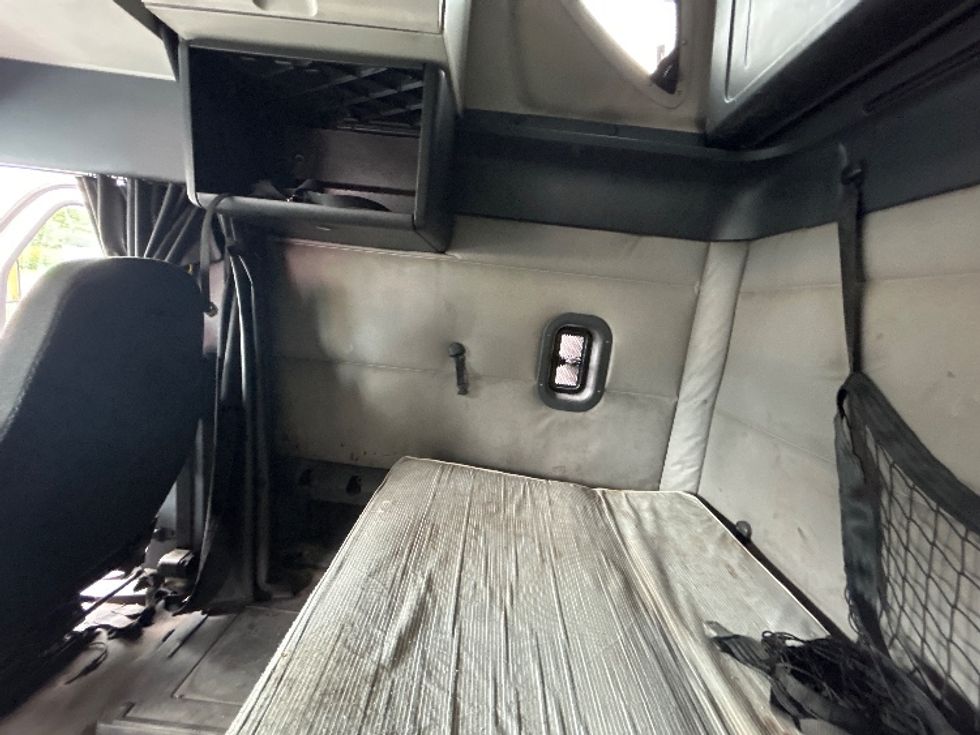 Sleeper Tractor-Heavy Duty Tractors-Freightliner-2019-T12664ST-Essex-MD-429,023\n\t\tmiles-$ 61,500 - Image 19
