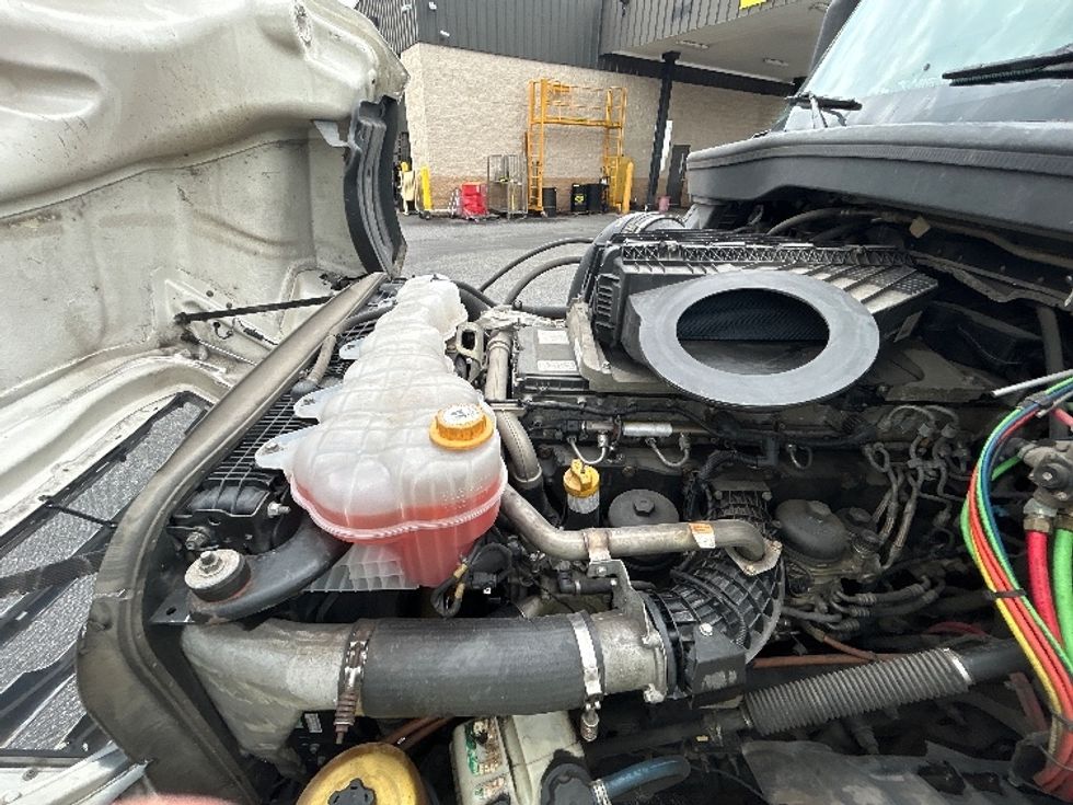 Sleeper Tractor-Heavy Duty Tractors-Freightliner-2019-T12664ST-Essex-MD-429,023\n\t\tmiles-$ 61,500 - Image 22