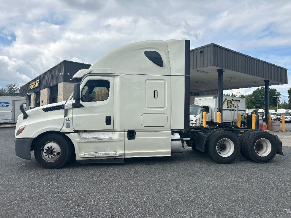 Sleeper Tractor-Heavy Duty Tractors-Freightliner-2019-T12664ST-Essex-MD-429,023\n\t\tmiles-$ 61,500 - Image 4