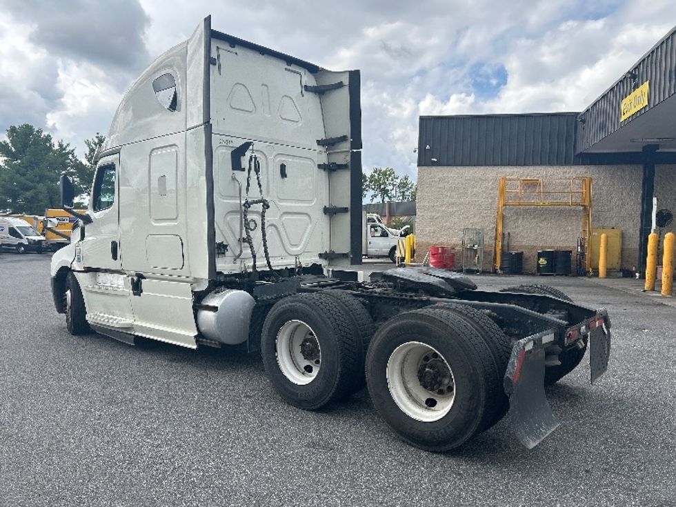 Sleeper Tractor-Heavy Duty Tractors-Freightliner-2019-T12664ST-Essex-MD-429,023\n\t\tmiles-$ 61,500 - Image 5