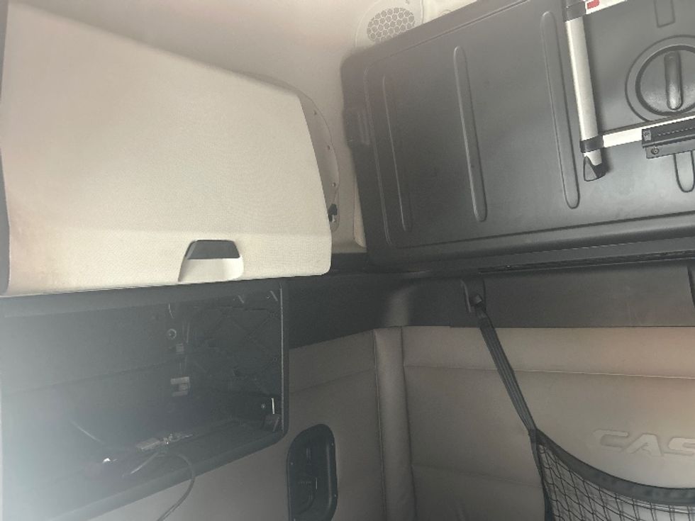 Sleeper Tractor-Heavy Duty Tractors-Freightliner-2019-T12664ST-Essex-MD-487,710\n\t\tmiles-$ 58,250 - Image 18