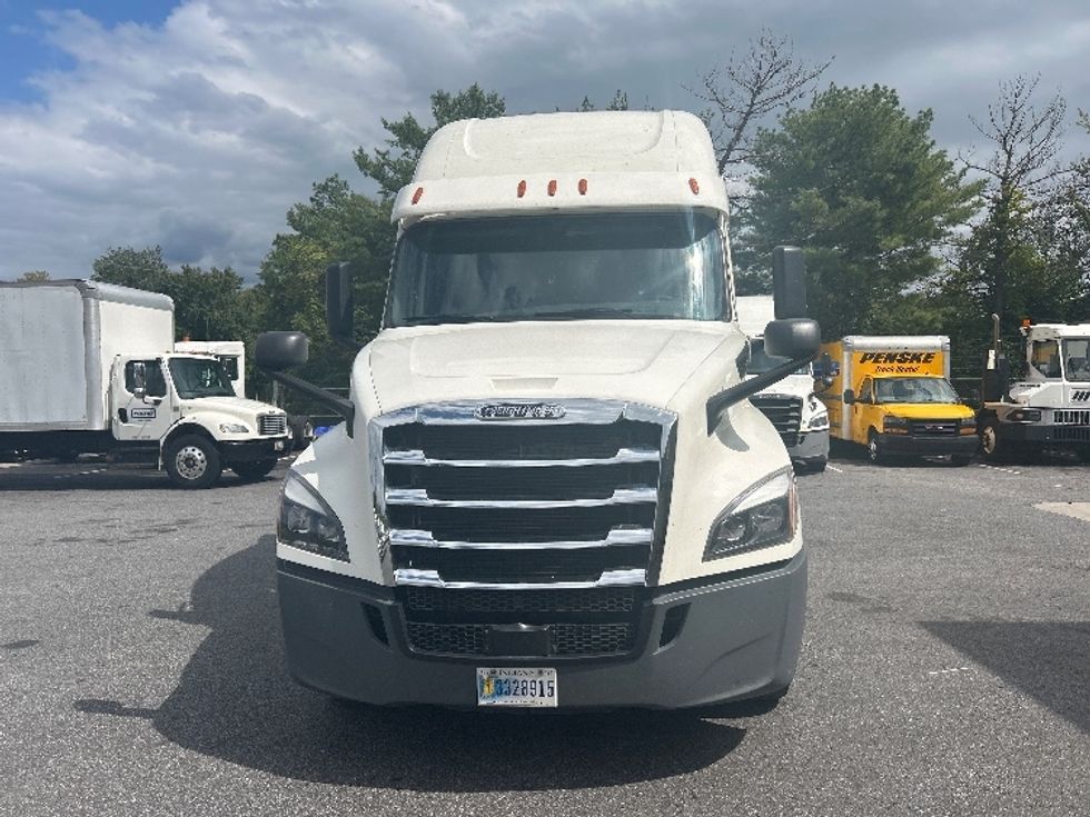 Sleeper Tractor-Heavy Duty Tractors-Freightliner-2019-T12664ST-Essex-MD-487,710\n\t\tmiles-$ 58,250 - Image 2