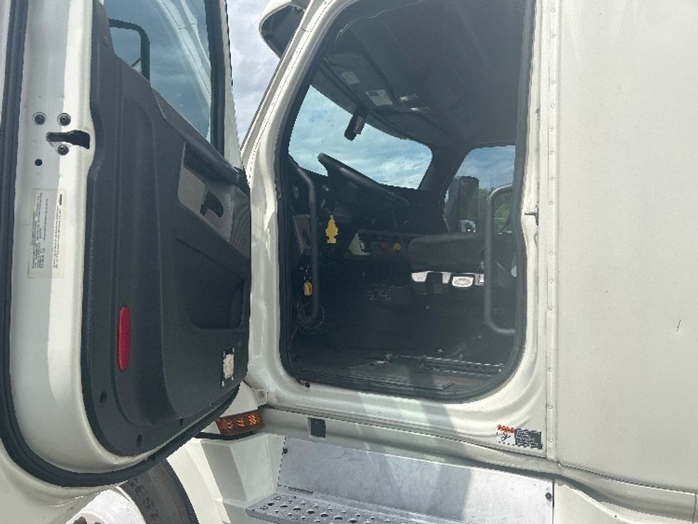 Sleeper Tractor-Heavy Duty Tractors-Freightliner-2019-T12664ST-Essex-MD-487,710\n\t\tmiles-$ 58,250 - Image 9
