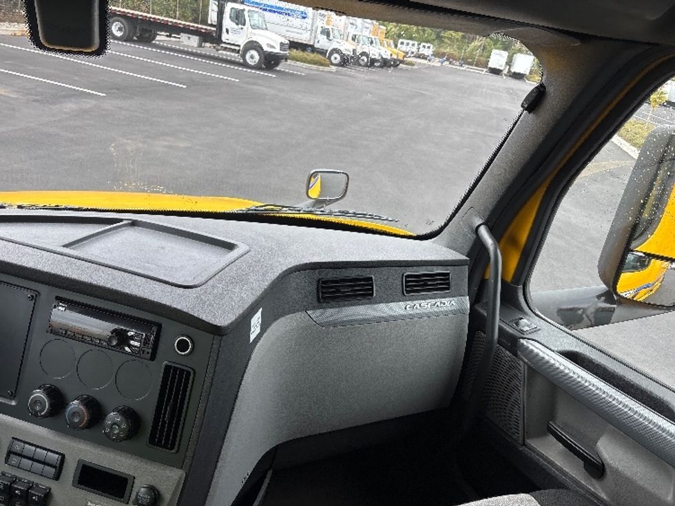Sleeper Tractor-Heavy Duty Tractors-Freightliner-2019-T12664ST-Everett-WA-594,576\n\t\tmiles-$ 52,500 - Image 12