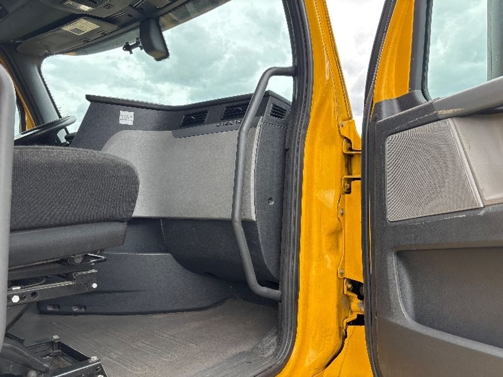 Sleeper Tractor-Heavy Duty Tractors-Freightliner-2019-T12664ST-Everett-WA-594,576\n\t\tmiles-$ 52,500 - Image 13