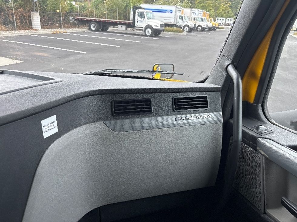 Sleeper Tractor-Heavy Duty Tractors-Freightliner-2019-T12664ST-Everett-WA-594,576\n\t\tmiles-$ 52,500 - Image 14