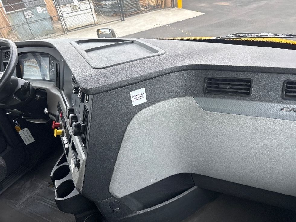 Sleeper Tractor-Heavy Duty Tractors-Freightliner-2019-T12664ST-Everett-WA-594,576\n\t\tmiles-$ 52,500 - Image 15