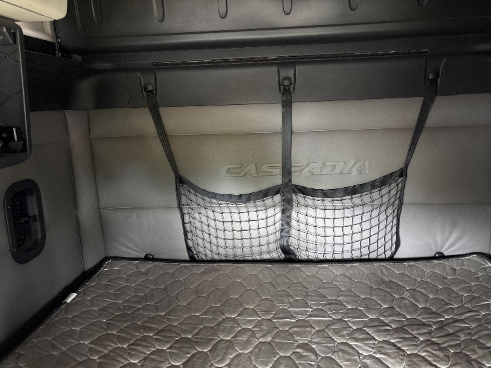 Sleeper Tractor-Heavy Duty Tractors-Freightliner-2019-T12664ST-Everett-WA-594,576\n\t\tmiles-$ 52,500 - Image 16