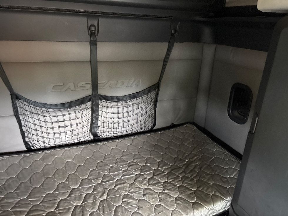 Sleeper Tractor-Heavy Duty Tractors-Freightliner-2019-T12664ST-Everett-WA-594,576\n\t\tmiles-$ 52,500 - Image 17