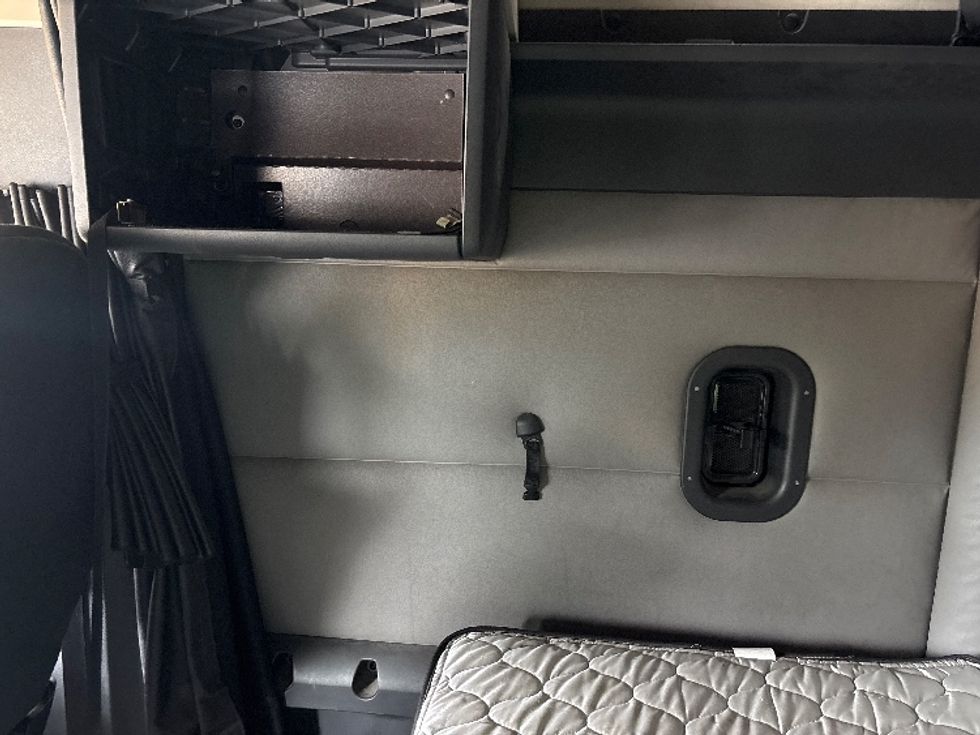Sleeper Tractor-Heavy Duty Tractors-Freightliner-2019-T12664ST-Everett-WA-594,576\n\t\tmiles-$ 52,500 - Image 19