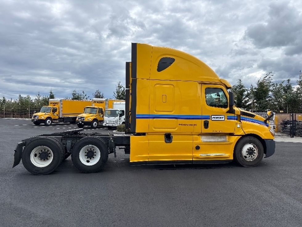 Sleeper Tractor-Heavy Duty Tractors-Freightliner-2019-T12664ST-Everett-WA-594,576\n\t\tmiles-$ 52,500 - Image 8