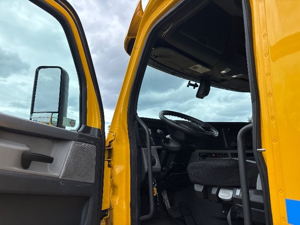 Sleeper Tractor-Heavy Duty Tractors-Freightliner-2019-T12664ST-Everett-WA-594,576\n\t\tmiles-$ 52,500 - Image 9