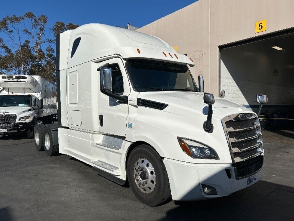 Sleeper Tractor-Heavy Duty Tractors-Freightliner-2019-T12664ST-Fontana-CA-530,912\n\t\tmiles-$ 64,500 - Image 1