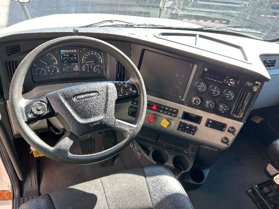 Sleeper Tractor-Heavy Duty Tractors-Freightliner-2019-T12664ST-Fontana-CA-530,912\n\t\tmiles-$ 64,500 - Image 11