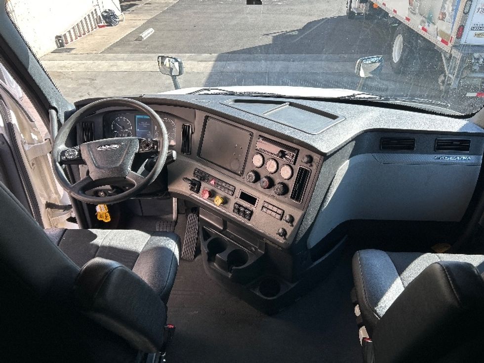 Sleeper Tractor-Heavy Duty Tractors-Freightliner-2019-T12664ST-Fontana-CA-530,912\n\t\tmiles-$ 64,500 - Image 12